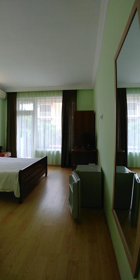 Green Hotel Квариати Екстериор снимка